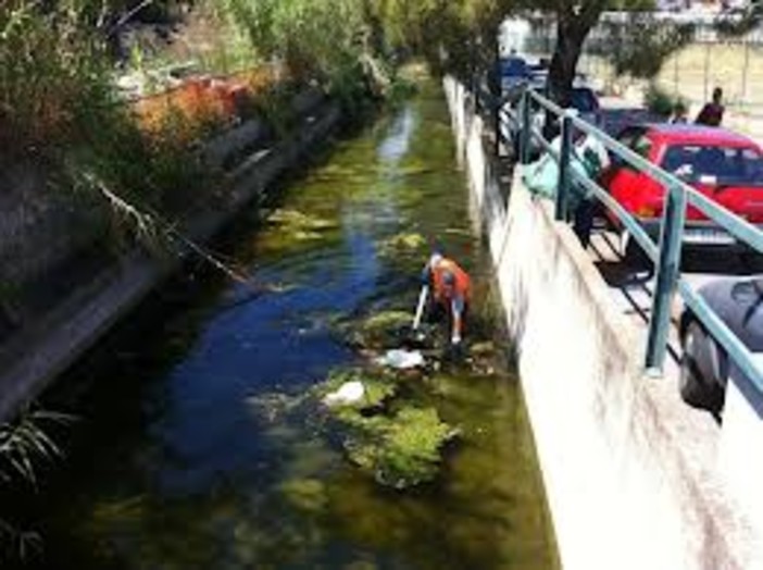 Albenga: pulizia straordinaria del Rio Avarenna