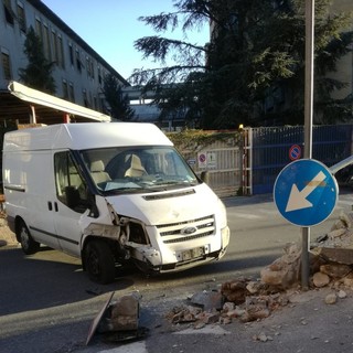 Perde il controllo del furgone e sbatte contro un muro: incidente lungo la provinciale tra Borghetto e Toirano