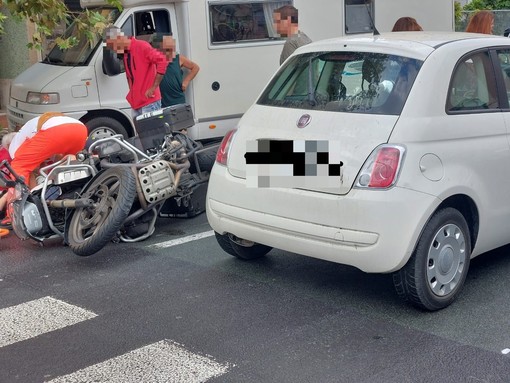 Albisola, incidente con la moto in corso Ferrari: due feriti, viabilità in tilt (FOTO)