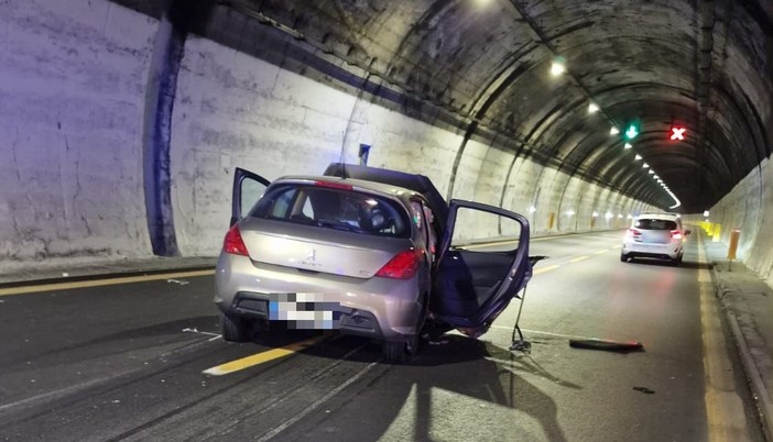 Auto sbanda in galleria: incidente sulla A10 poco dopo Pietra Ligure, due feriti