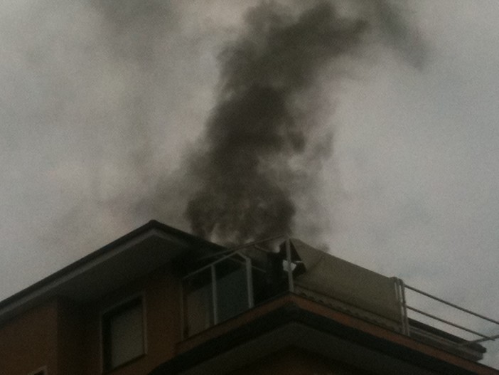 Andora: incendio al sesto piano di un palazzo. I volontari del 118 e un giovane senza nome salvano due vite (le foto e il filmato)