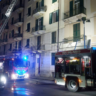 Savona, fiamme in un tetto in via XX Settembre: intervento dei vigili del fuoco