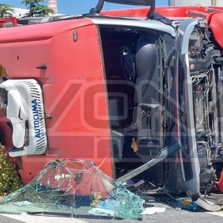 Vado Ligure, autocisterna si ribalta: liquido sparso sulla carreggiata, traffico deviato (FOTO)