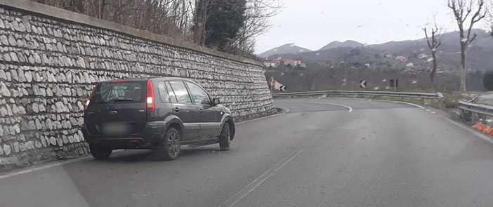 Nuovo incidente sulla Sp29 del Cadibona: auto perde il controllo e si schianta sul muraglione