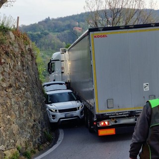 Stella, incidente sulla Ss 334: coinvolti un camion ed un'auto, donna in codice giallo al San Paolo