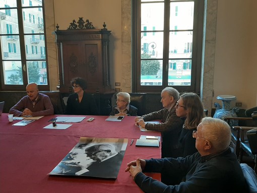 Savona, commissione per l’opera dedicata a Sandro Pertini, il sindaco spegne le polemiche: “Scelti esterni e non rappresentanti locali per imparzialità” (VIDEO)