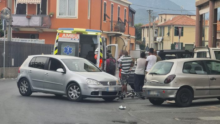 Albenga, svolta avventata per il parcheggio: auto travolge un giovane in bicicletta