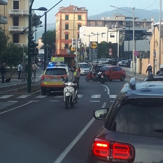 Scontro tra auto e scooter a Savona: soccorsi in via Nizza, disagi al traffico (FOTO)