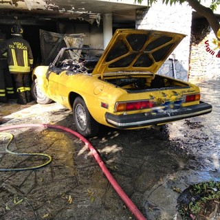 Borgio, prende fuoco un'auto d'epoca in via Villaggio del Sole: intervento dei vigili del fuoco