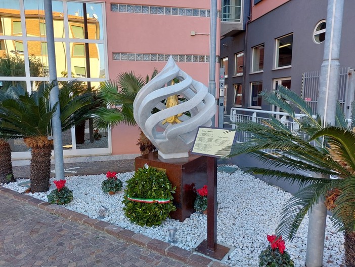 &quot;Corpo e anima&quot;, inaugurata a Savona la scultura dedicata ai vigili del fuoco protetti dai colleghi defunti (FOTO)