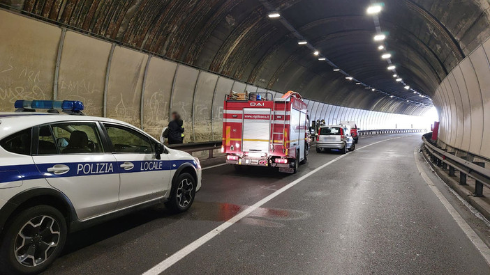 Finale, carambola nella galleria della Caprazoppa: nessun ferito, disagi al traffico