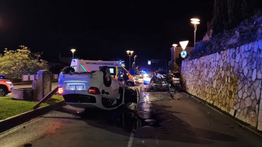 Scontro tra auto a Pietra Ligure: un'auto si ribalta, un ferito non grave al Santa Corona (FOTO)