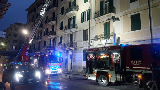 Savona, fiamme in un tetto in via XX Settembre: intervento dei vigili del fuoco