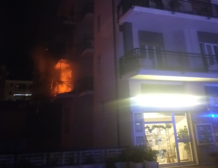 Appartamento in fiamme ad Andora, muoiono un uomo e una donna (FOTO)