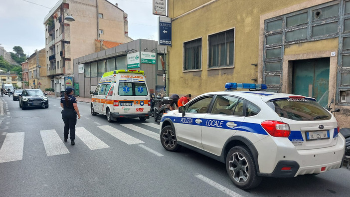 Scooter colpito dalla portiere di un'auto a Finale: codice giallo. Traffico in tilt sull'Aurelia in via Torino