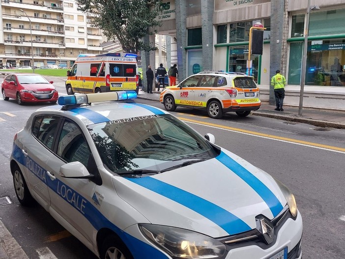 Scontro tra auto e scooter, la due ruote finisce addosso ad un pedone: l'incidente a Savona