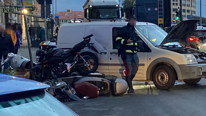 Savona, scontro fra furgone e scooter: una persona ricoverata in codice giallo (FOTO)