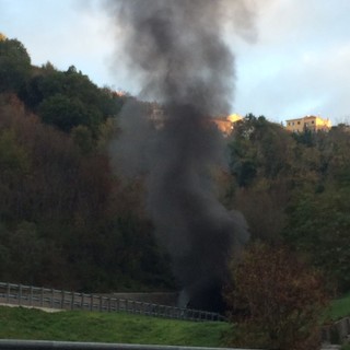 Pullman a fuoco in galleria: autostrada chiusa (VIDEO)