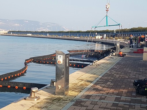 Incendio allo yacht di Loano. L'ammiraglio Pettorino: &quot;Indagini ancora aperte. Nessuna ipotesi sulle cause&quot;