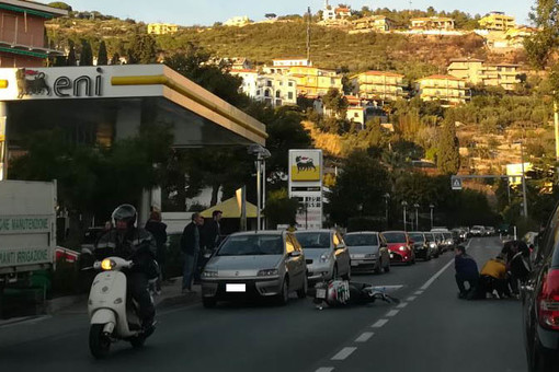 Auto contro scooter a Pietra Ligure: una persona in codice rosso