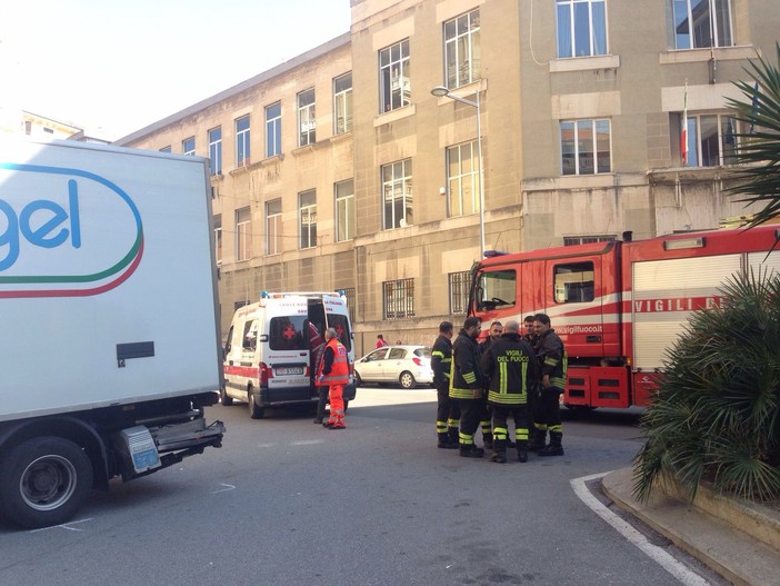 Pensionato investito da un camion frigo in piazza Brennero a Savona