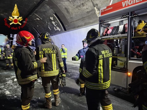 Incidente mortale sulla A10 tra San Bartolomeo e Imperia: dimessi 12 dei 13 intossicati, indagini in corso