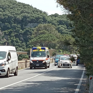 Varigotti, furgoncino travolge passanti lungo l'Aurelia vicino alle spiagge della Baia dei Saraceni