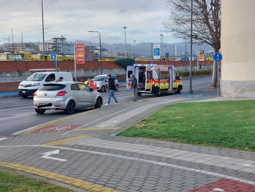 Savona, investimento pedonale in via Stalingrado: una donna ferita