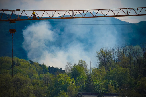 Cairo Montenotte, l’incendio ha ripreso vigore, pronto l’intervento dei vigili del fuoco