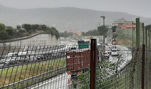 Incidente sull'A10, auto in testacoda tra Savona e Albisola: traffico in tilt