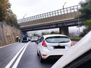 Incidente in autostrada all'uscita del casello di Pietra Ligure, un'auto va a sbattere contro il muro