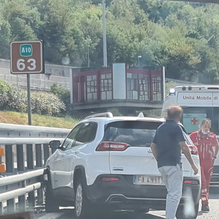 Scontro tra due auto sulla A10 all'altezza dello svincolo di Spotorno. Nessun ferito grave, traffico rallentato