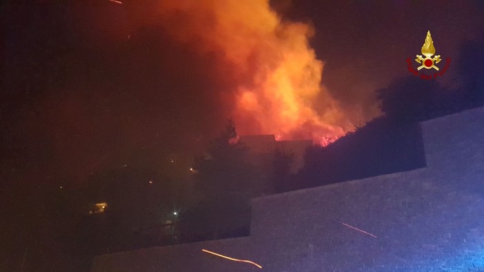 Incendio a Cogoleto, situazione in miglioramento. Traffico in tilt (FOTO e VIDEO)