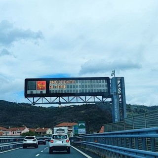 Incidente in autostrada ad Altare: coda tra il Bivio A6/A10 in direzione Torino