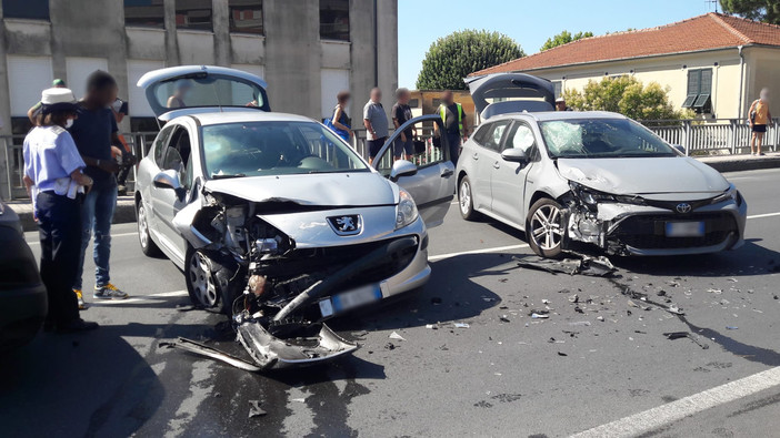 Andora, scontro tra due auto alla foce del Merula: due persone in codice giallo