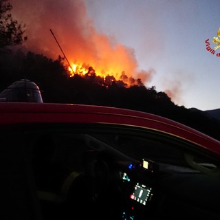 Incendio boschivo ad Orco Feglino: nella notte zona presidiata per evitare ripartenze improvvise