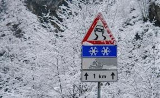 Buffoni. Dopo un’alluvione di allerte meteo a salve, una nevicata paralizza la provincia