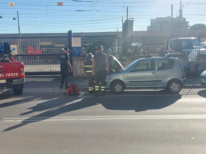 Fuoriesce puzza di bruciato da un'auto: incidente a Savona, vigili del fuoco mobilitati