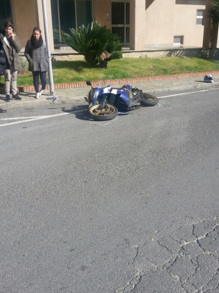 Auto contro moto in via Pirandello a Savona