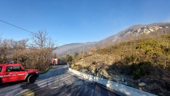 Varazze, l'incendio di Alpicella in bonifica: continua il monitoraggio di vigili del fuoco e protezione civile