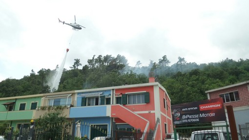 Incendio boschivo sopra Loano: elicottero dei vigili del fuoco in azione