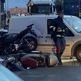 Savona, scontro fra furgone e scooter: una persona ricoverata in codice giallo (FOTO)