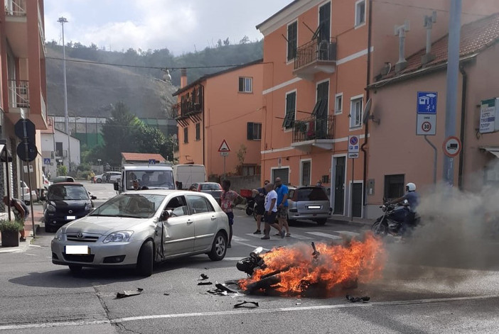 Porto Vado: scooter entra in collisione con un'autovettura e prende fuoco