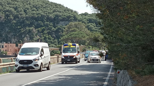 Varigotti, furgoncino travolge passanti lungo l'Aurelia vicino alle spiagge della Baia dei Saraceni