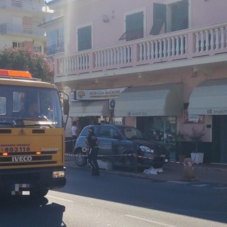 Pietra, auto si ribalta su un fianco: soccorsi mobilitati, un codice giallo al Santa Corona (FOTO)