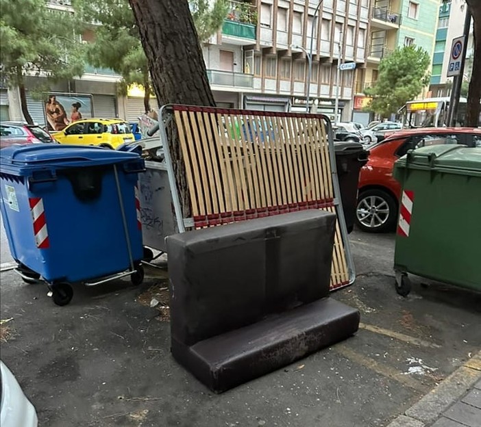 Savona, ingombranti abbandonati in Corso Tardy&amp;Benech. Scaramuzza (Lega): &quot;Situazione peggiorata, aspettiamo con l'ansia l'arrivo del 'messia' Sea-S&quot;