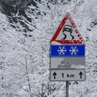 Buffoni. Dopo un’alluvione di allerte meteo a salve, una nevicata paralizza la provincia