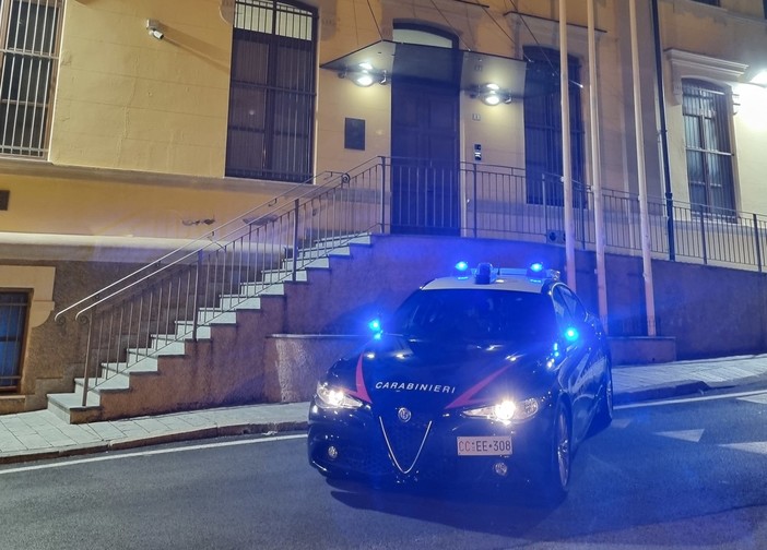 Danneggia veicolo in sosta e alcuni dehor, poi aggredisce un testimone: giovane straniero arrestato a Savona