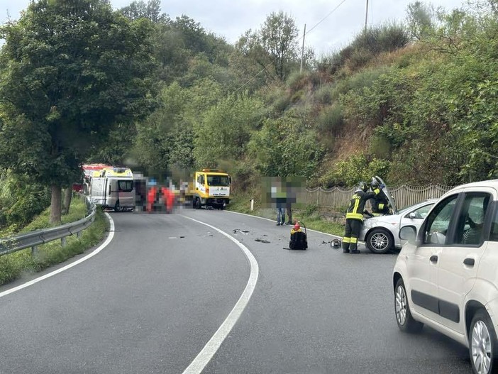 Scontro tra auto e furgone sul Colle di Cadibona, tre feriti in codice giallo