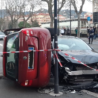 Savona: auto si ribalta tra via Aglietto e corso Ricci